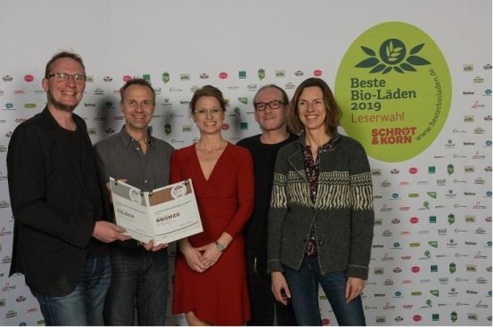 Auszeichnung „Bester Bioladen 2019“ für Mainzer Inklusionsbetrieb „natürlich“: MirkoKrpic, Thomas Meier, Stephanie Silber, Steffen Zosel und Anette Reinhardt (vonlinks) bei der Preisverleihung auf der BioFach in Nürnberg.    
© gpe