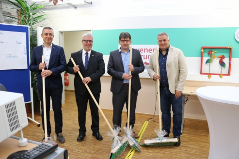 Neue Besen kehren gut – neue Kooperationen sind ebenfalls gut. Zukünftig wollen die öffentliche Hochschule für Verwaltung in Mayen mit Jürgen Bouhs (Büroleitung Geschäftsstelle Fortbildung Hochschule), Klaus Weisbrod (Direktor der Hochschule), Reiner Plehwe (Mitglied Geschäftsleitung Rhein-Mosel-Werkstatt) und Jürgen Maximini (Dozent Recht der sozialen Sicherung) stärker kooperieren.
© RMW Neue Besen kehren gut – neue Kooperationen sind ebenfalls gut. Zukünftig wollen die öffentliche Hochschule für Verwaltung in Mayen mit Jürgen Bouhs (Büroleitung Geschäftsstelle Fortbildung Hochschule), Klaus Weisbrod (Direktor der Hochschule), Reiner Plehwe (Mitglied Geschäftsleitung Rhein-Mosel-Werkstatt) und Jürgen Maximini (Dozent Recht der sozialen Sicherung) stärker kooperieren.
© RMW