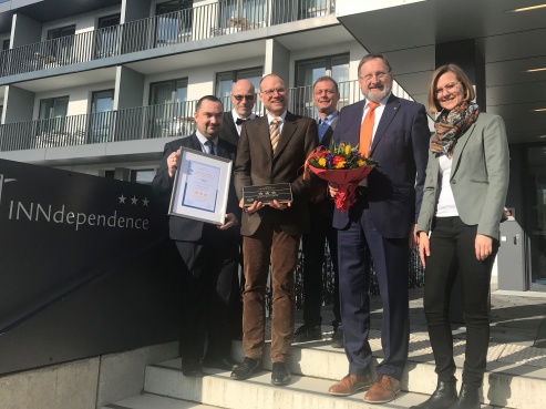 Johannes Jung, Leitung Hotel INNdependence, Andreas Schwab, Inklusionsmitarbeiter Hotel INNdependence, Alexander Tränkmann, Bereichsleiter Gastronomie der gpe gGmbH, Daniel Köbler, Ortsvorsteher Mainz-Oberstadt, Alf Schulz, Vizepräsident des DEHOGA Rheinland-Pfalz e.V., Ann-Katrin Schmidt, Stellv. Bereichsleiterin Tourismus, mainzplus Citymarketing GmbH
© gpe Johannes Jung, Leitung Hotel INNdependence, Andreas Schwab, Inklusionsmitarbeiter Hotel INNdependence, Alexander Tränkmann, Bereichsleiter Gastronomie der gpe gGmbH, Daniel Köbler, Ortsvorsteher Mainz-Oberstadt, Alf Schulz, Vizepräsident des DEHOGA Rheinland-Pfalz e.V., Ann-Katrin Schmidt, Stellv. Bereichsleiterin Tourismus, mainzplus Citymarketing GmbH
© gpe