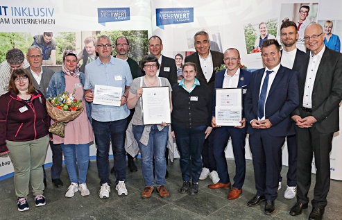 Mitarbeitende und Offizielle bei der Feier zur Verleihung des Rudolf-Freudenberg-Preises am 5. Mai 2022 in Berlin: Angelika Adam · Ulrich Adelhoch, Vorsitzender der bag if · Rahsan Pöke · Tilo Schmitt · Ulrich Burkart · Angelika Schuch · Alexander Tränkmann, Geschäftsbereichsleiter Inklusionsbetriebe Gastronomie der gpe · Kathrin Roderburg · Mitarbeiter der ebenfalls ausgezeichneten AIZ gGmbH · Laudator Jürgen Dusel, Beauftragter der Bundesregierung für die Belange von Menschen mit Behinderungen · Stefan Vogt, stellvertretender Geschäftsführer der Freudenberg-Stiftung · Laudator Karl-Friedrich Ernst, Leiter des Integrationsamtes des KVJS (von links).
© Harald Fuhr Mitarbeitende und Offizielle bei der Feier zur Verleihung des Rudolf-Freudenberg-Preises am 5. Mai 2022 in Berlin: Angelika Adam · Ulrich Adelhoch, Vorsitzender der bag if · Rahsan Pöke · Tilo Schmitt · Ulrich Burkart · Angelika Schuch · Alexander Tränkmann, Geschäftsbereichsleiter Inklusionsbetriebe Gastronomie der gpe · Kathrin Roderburg · Mitarbeiter der ebenfalls ausgezeichneten AIZ gGmbH · Laudator Jürgen Dusel, Beauftragter der Bundesregierung für die Belange von Menschen mit Behinderungen · Stefan Vogt, stellvertretender Geschäftsführer der Freudenberg-Stiftung · Laudator Karl-Friedrich Ernst, Leiter des Integrationsamtes des KVJS (von links).
© Harald Fuhr