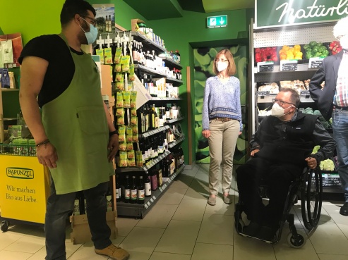 Von links: Mitarbeiter Jerome Adu, Geschäftsbereichsleiterin Edith Siesenop und Matthias Rösch,  Behindertenbeauftragter Rheinland-Pfalz, im Bioladen & Bistro natürlich ingelheim während der  Rundreise von Matthias Rösch und Staatssekretär Fedor Ruhose zu Inklusionsfirmen in Rheinhessen. 
© gpe