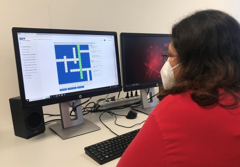 Carmen H. ist computerbegeistert und nach der Vorstellung des Pilotprojekts in die Arbeitsgruppe eingestiegen. Sie erstellt selbstständig Kurse, recherchiert Inhalte und fügt interaktive Elemente wie Kreuzworträtsel und Memorys ein, mit denen Wissen eigenständig überprüft werden kann.
© gpe Carmen H. ist computerbegeistert und nach der Vorstellung des Pilotprojekts in die Arbeitsgruppe eingestiegen. Sie erstellt selbstständig Kurse, recherchiert Inhalte und fügt interaktive Elemente wie Kreuzworträtsel und Memorys ein, mit denen Wissen eigenständig überprüft werden kann.
© gpe