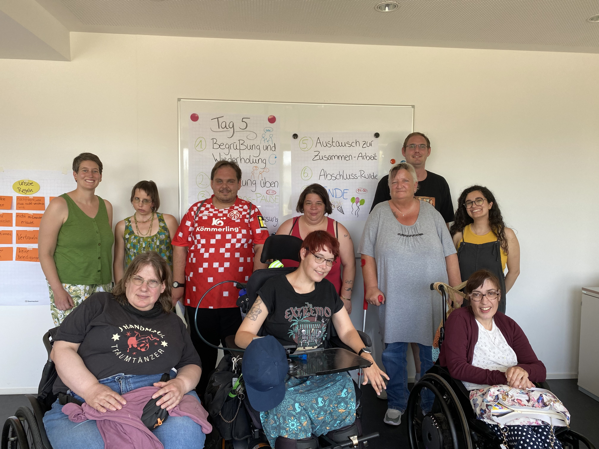 Das Bild zeigt die Gruppe der neu ausgebildeten Peer-Berater*innen in der Liebelle Mainz
© in.betrieb gGmbH Das Bild zeigt die Gruppe der neu ausgebildeten Peer-Berater*innen in der Liebelle Mainz
© in.betrieb gGmbH