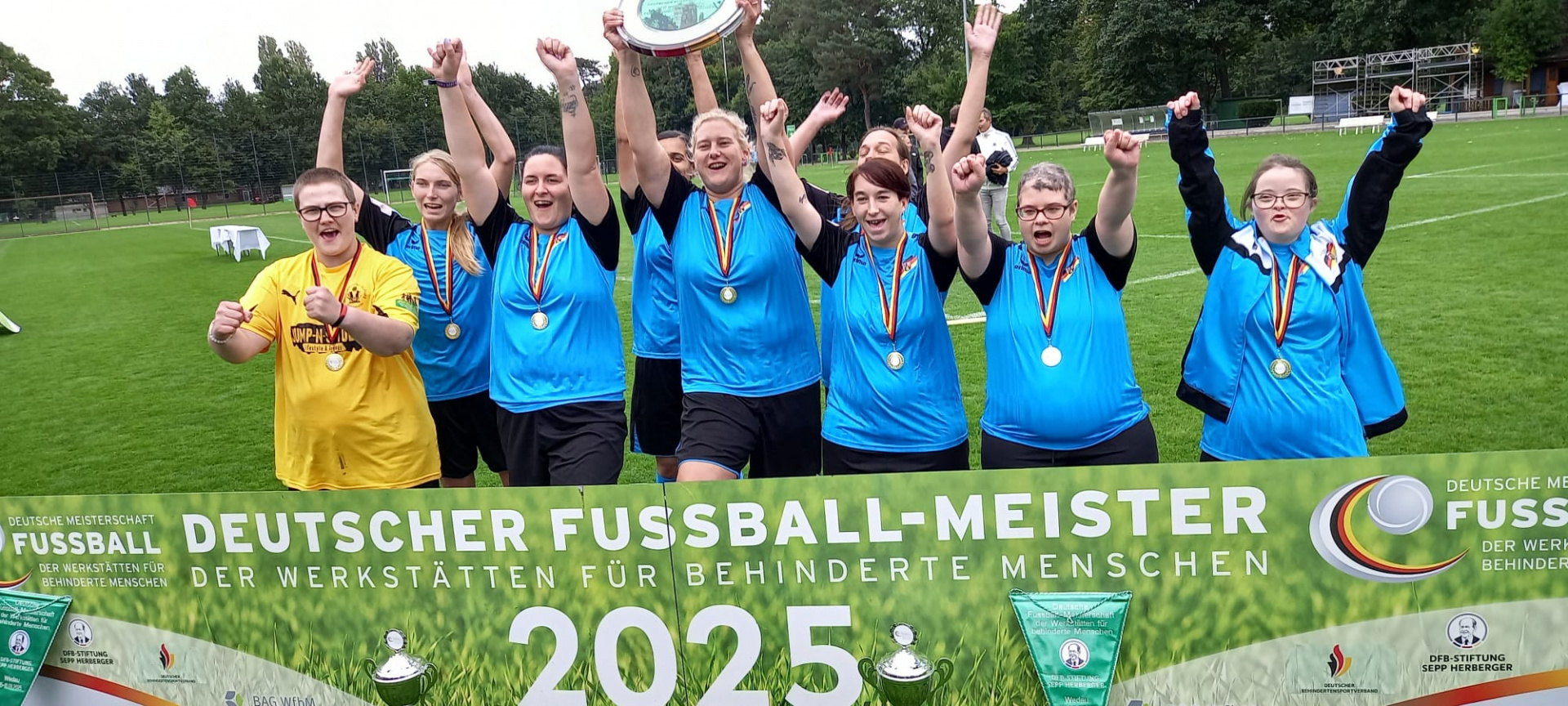 Auf dem Bild ist die Frauenfußballmannschaft jubelnd zu sehen.
© Heinrich Kimmle Stiftung Auf dem Bild ist die Frauenfußballmannschaft jubelnd zu sehen.
© Heinrich Kimmle Stiftung