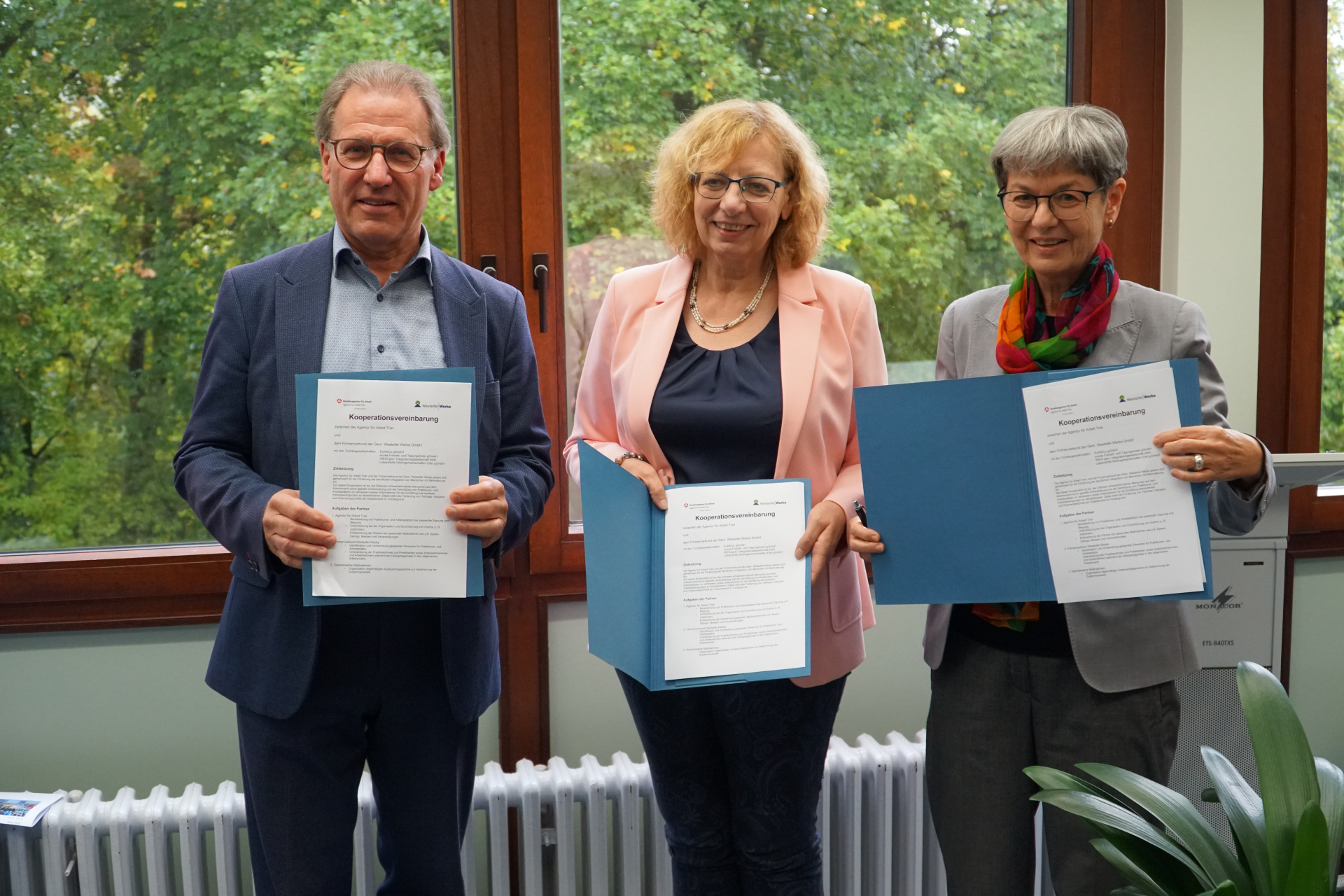 Haben gemeinsam eine Kooperationsvereinbarung unterzeichnet: (v.l.) Ferdinand Niesen (Geschäftsführer Unternehmensverbund Westeifel Werke), Heidrun Schulz (Regionaldirektorin Rheinland-Pfalz-Saarland der Bundesagentur für Arbeit), sowie Reinhilde Willems (Vorsitzende der Geschäftsführung der Agentur für Arbeit Trier).
© Schröder Haben gemeinsam eine Kooperationsvereinbarung unterzeichnet: (v.l.) Ferdinand Niesen (Geschäftsführer Unternehmensverbund Westeifel Werke), Heidrun Schulz (Regionaldirektorin Rheinland-Pfalz-Saarland der Bundesagentur für Arbeit), sowie Reinhilde Willems (Vorsitzende der Geschäftsführung der Agentur für Arbeit Trier).
© Schröder