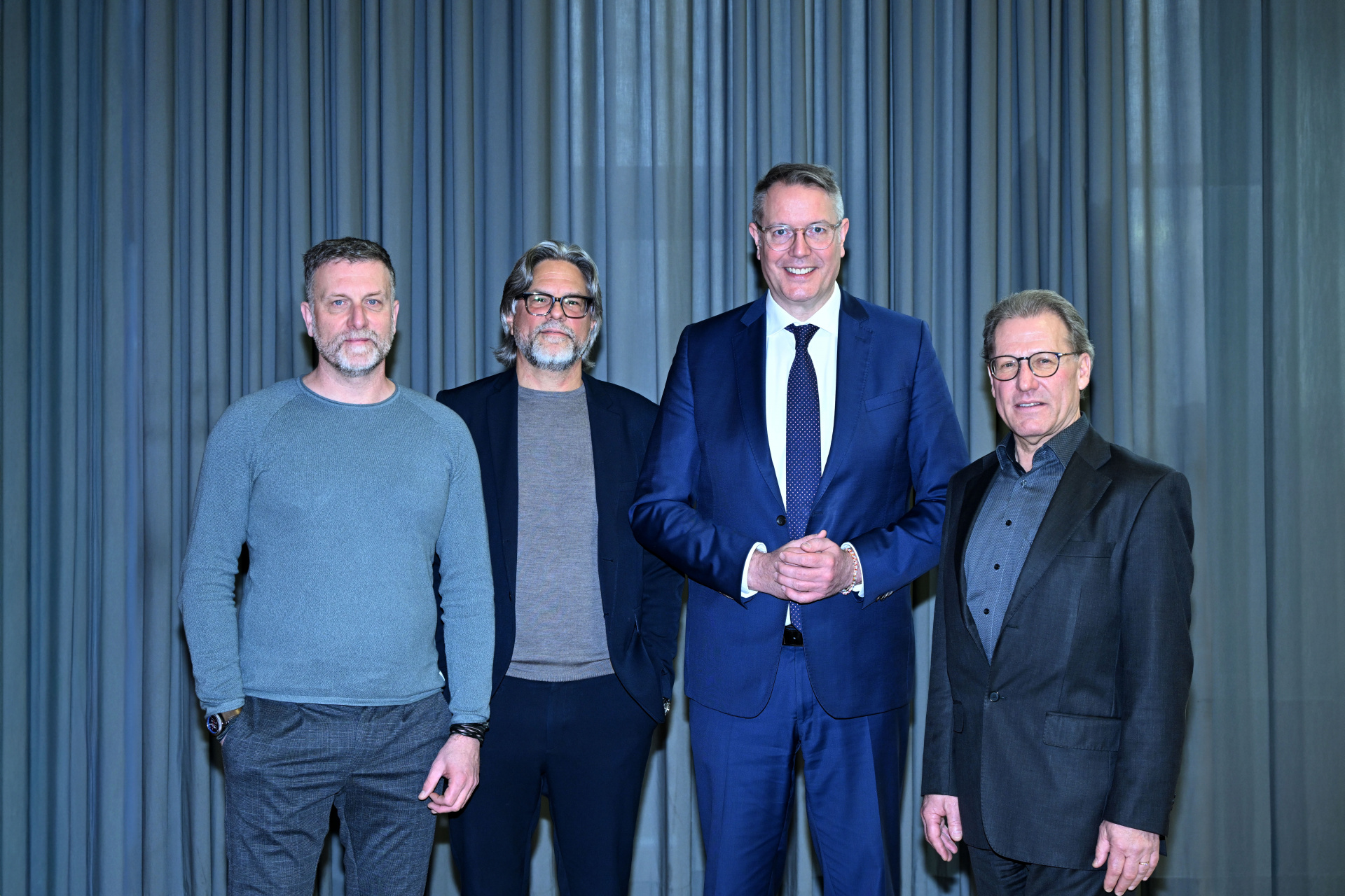 Foto mit dem alten Vorstand der LAG WfbM Rheinland-Pfalz und Ministerpräsident Alexander Schweitzer 
&copy; Kristina Schäfer, LAG WfbM RL
