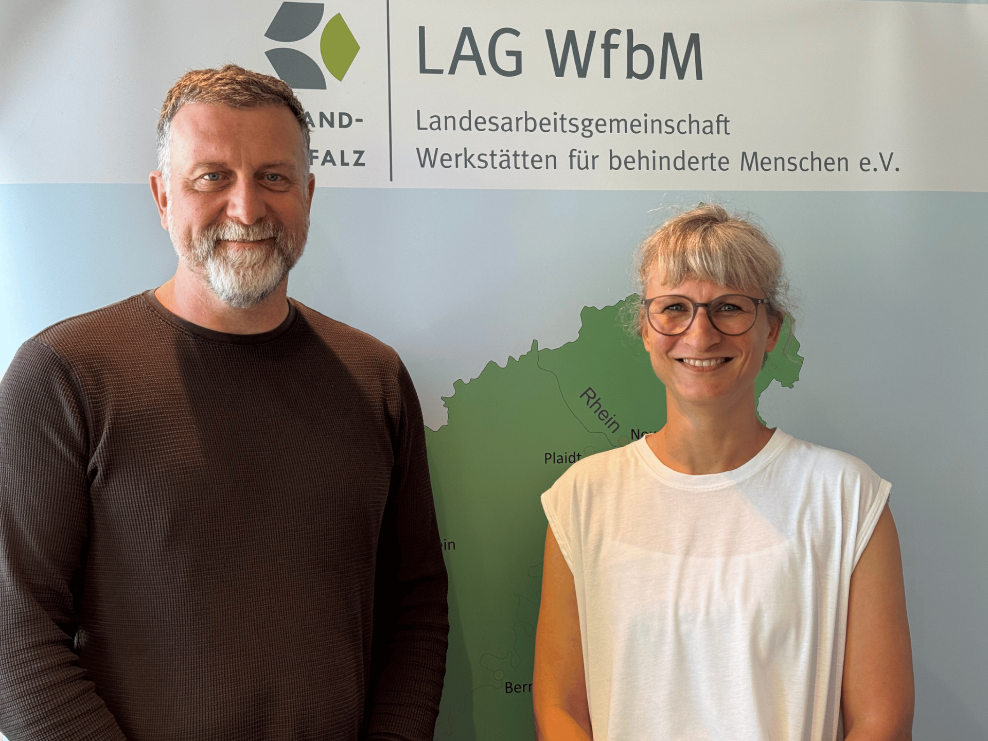 Profilfoto Michael Huber und Sabine Wollstädter. Im Hintergrund eine Landkarte der Werkstätten in Rheinland-Pfalz 
&copy; LAG WfbM RLP