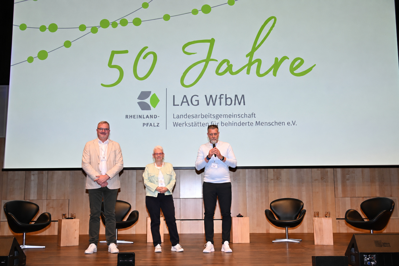 Auf dem Foto sind 3 Personen vor einer großen Leinwand zu sehen. 
&copy; Kristina Schäfer