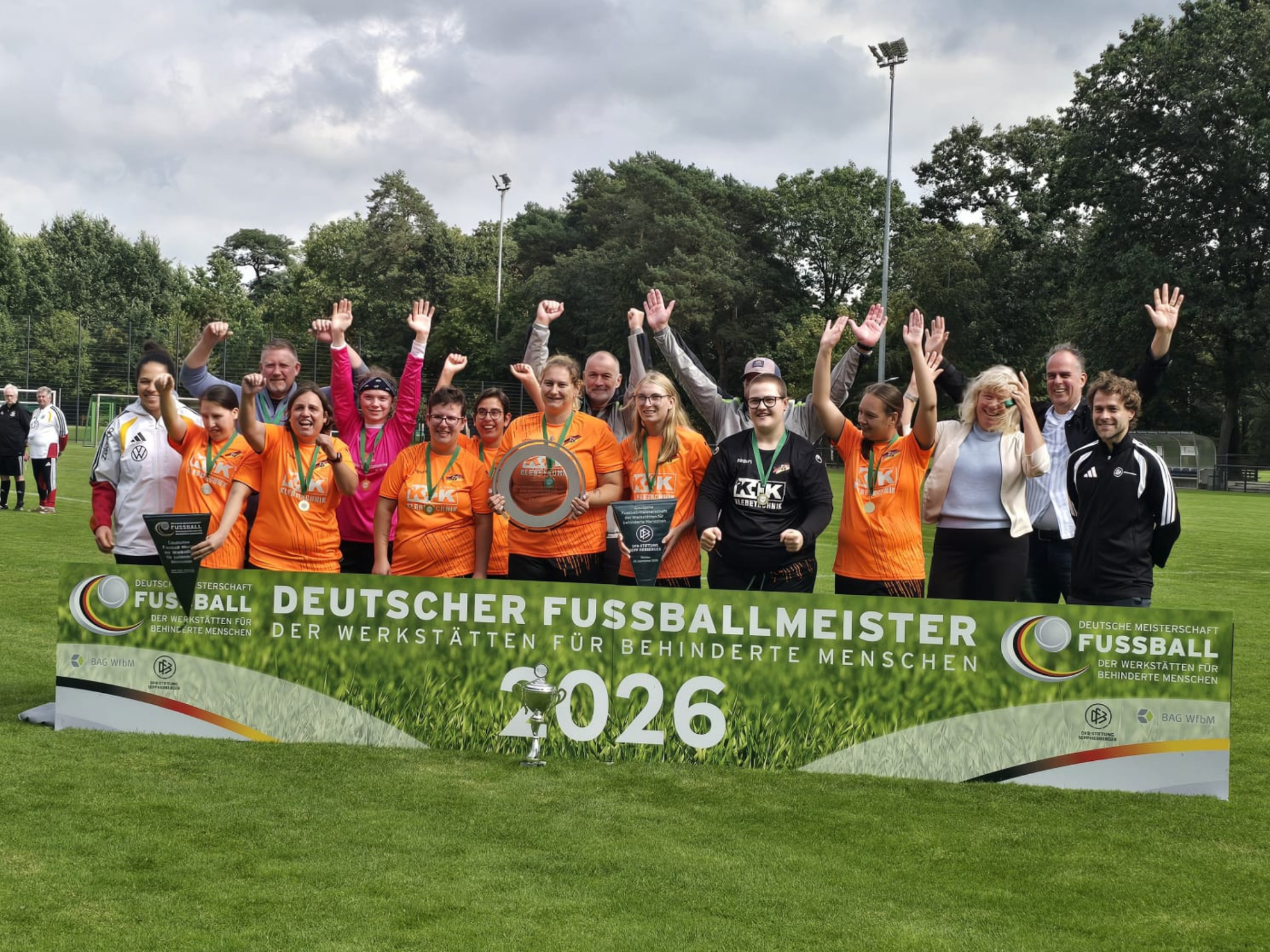Teamfoto. Fußballteam steht vor einem Banner auf dem Rasen 
&copy; Heinrich Kimmle Stiftung