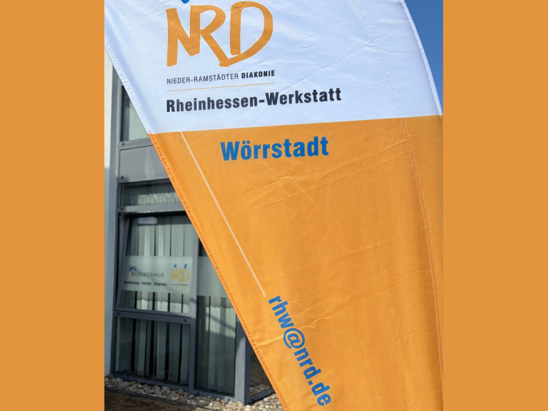 Auf dem Foto ist eine Flagge mit dem Logo der Nieder-Ramstädter Diakonie - Rheinhessen-Werkstatt Wörrstadt zu sehen. 
&copy; NRD - Rheinhessen-Werkstatt