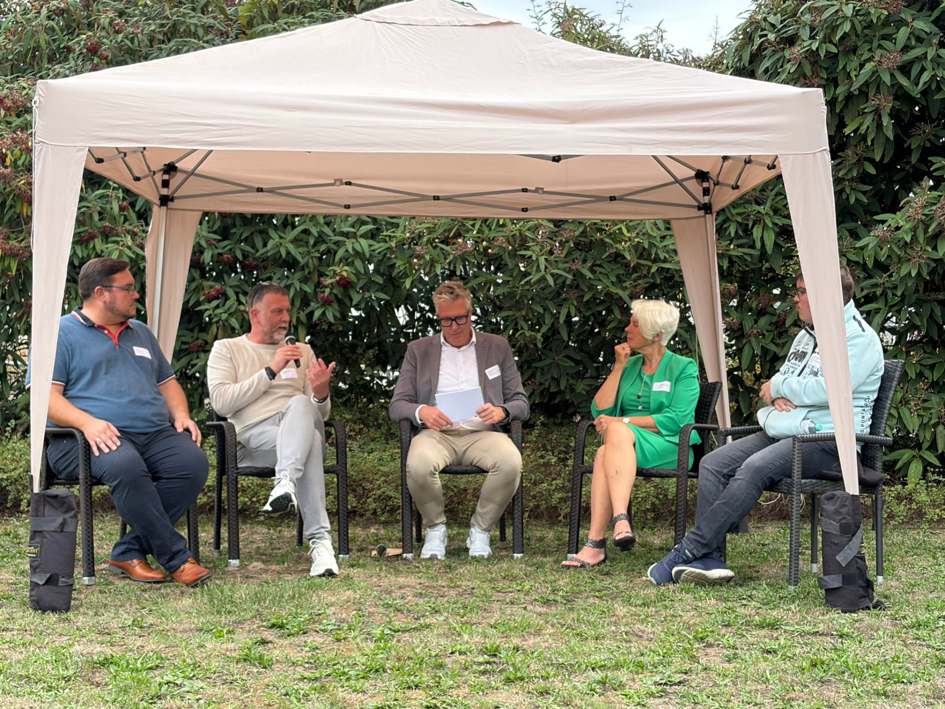 Das Foto zeigt fünf Personen, die unter einem Pavillon sitzen, im Gespräch.
© kreuznacher diakonie gGmbH Das Foto zeigt fünf Personen, die unter einem Pavillon sitzen, im Gespräch.
© kreuznacher diakonie gGmbH